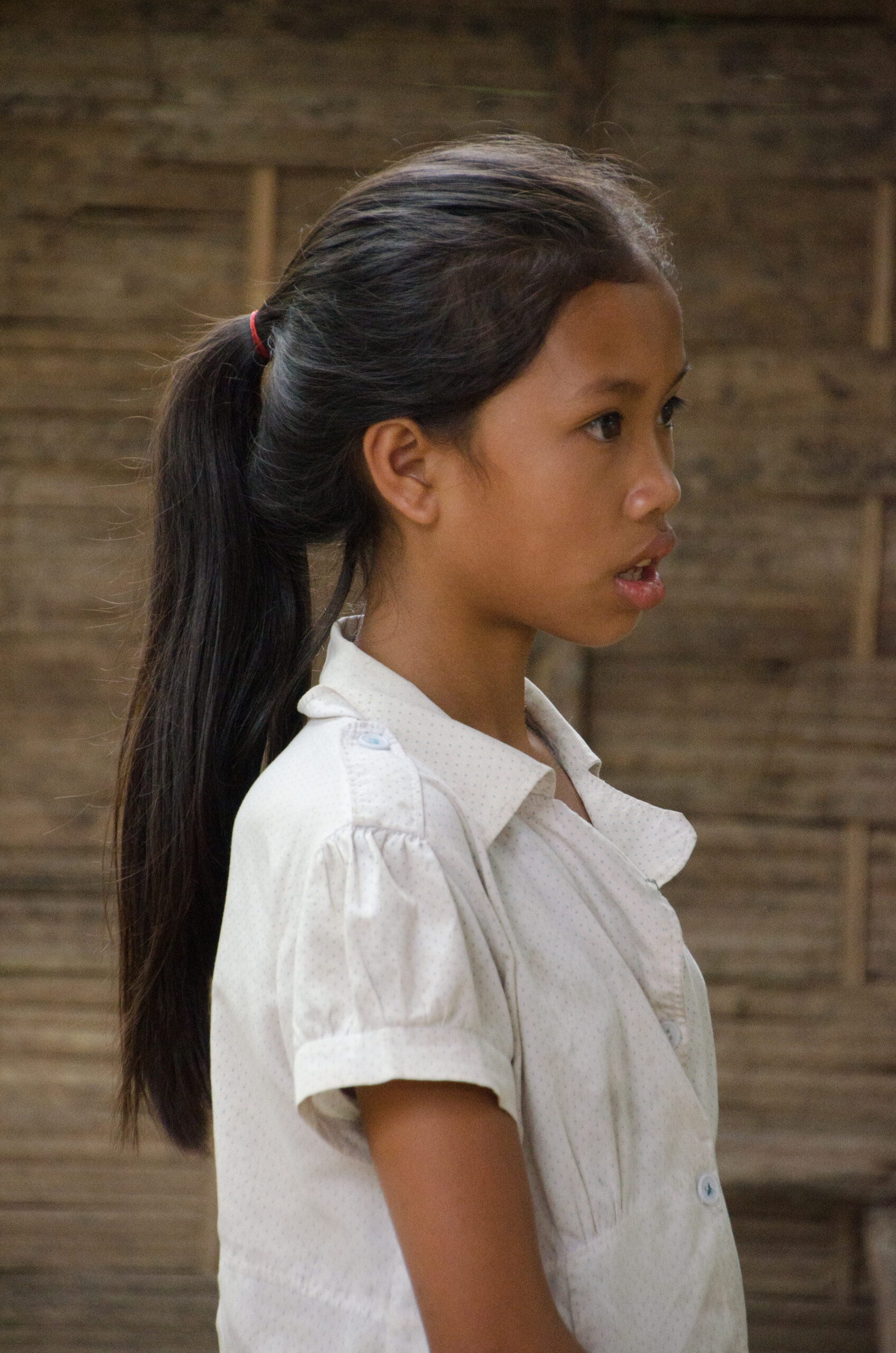 A young woman intently watches Maren and Me Tai Lu chat. 